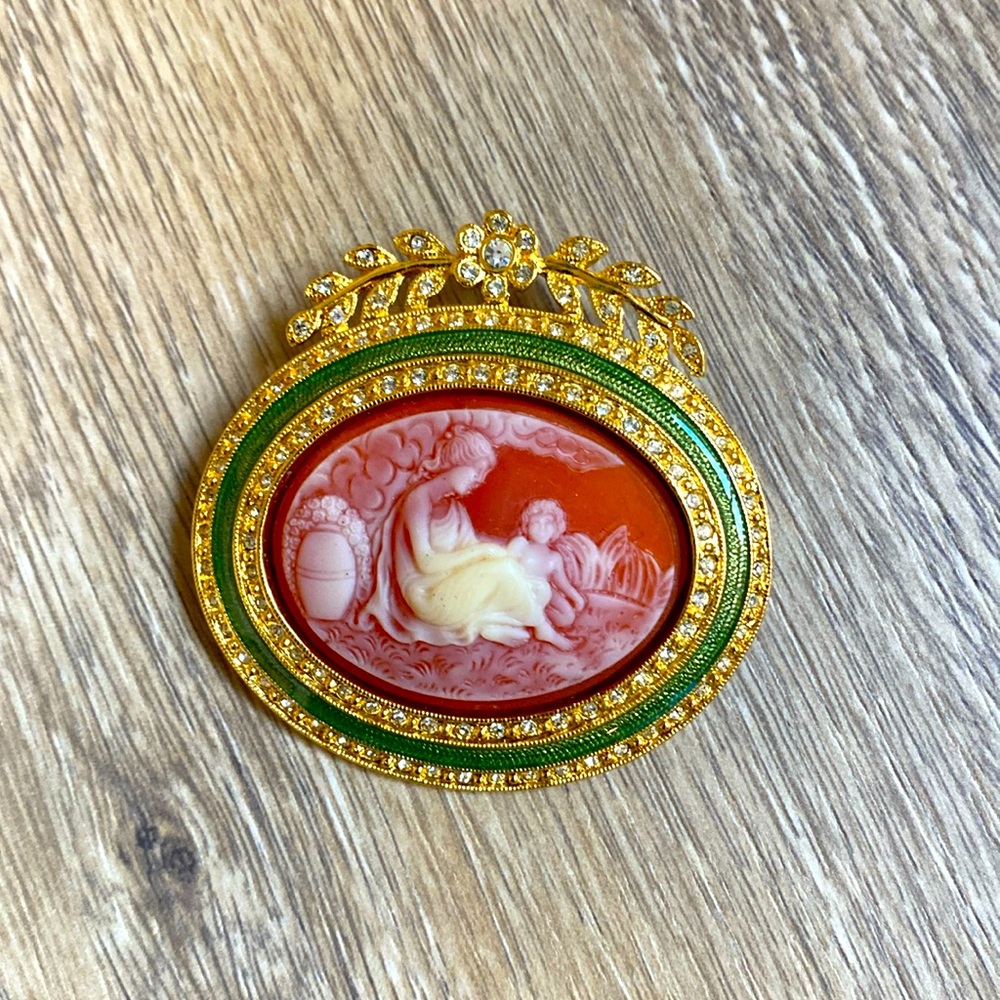 Joan River Cameo Pin